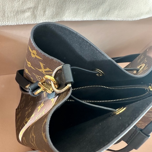 Louis Vuitton Neonoe Bucket Bag - Picture 10 of 11